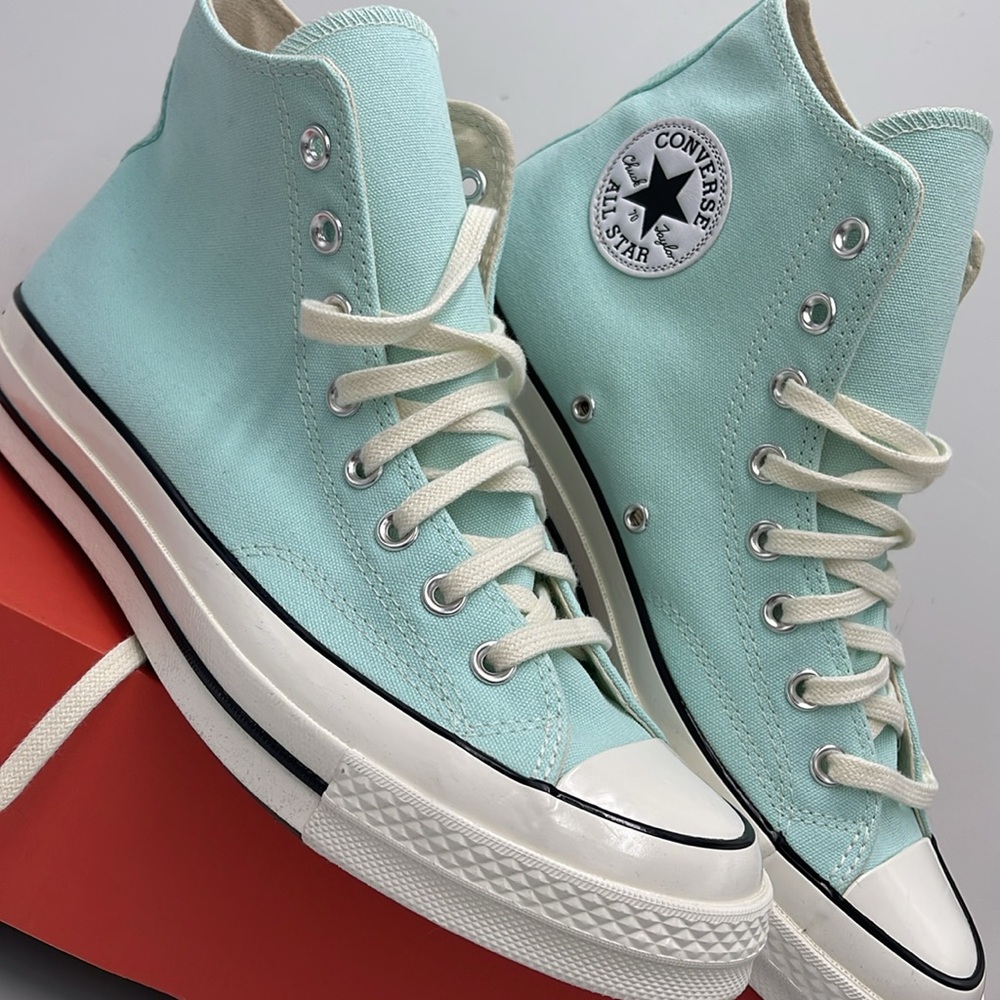 Converse Men’s A08614F
CHUCK 70 HI
POLAR BEAM/EGRET/BLACK Sneakers - Picture 6 of 16